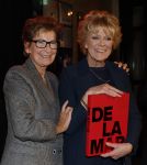 Amsterdam 26 oktober 2025
Boekpresentatie boek over 80 jaar het DeLaMar theater . Simone Kleinsma kreg uit handen van Janine v d Ende en Joop v d Ende het eerste exemplaar.
