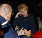Amsterdam 26 oktober 2025
Boekpresentatie boek over 80 jaar het DeLaMar theater . Simone Kleinsma kreg uit handen van Janine v d Ende en Joop v d Ende het eerste exemplaar.