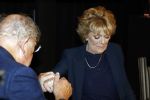 Amsterdam 26 oktober 2025
Boekpresentatie boek over 80 jaar het DeLaMar theater . Simone Kleinsma kreg uit handen van Janine v d Ende en Joop v d Ende het eerste exemplaar.