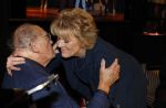 Amsterdam 26 oktober 2025
Boekpresentatie boek over 80 jaar het DeLaMar theater . Simone Kleinsma kreg uit handen van Janine v d Ende en Joop v d Ende het eerste exemplaar.