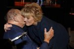Amsterdam 26 oktober 2025
Boekpresentatie boek over 80 jaar het DeLaMar theater . Simone Kleinsma kreg uit handen van Janine v d Ende en Joop v d Ende het eerste exemplaar.