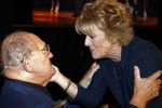Amsterdam 26 oktober 2025
Boekpresentatie boek over 80 jaar het DeLaMar theater . Simone Kleinsma kreg uit handen van Janine v d Ende en Joop v d Ende het eerste exemplaar.