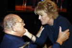 Amsterdam 26 oktober 2025
Boekpresentatie boek over 80 jaar het DeLaMar theater . Simone Kleinsma kreg uit handen van Janine v d Ende en Joop v d Ende het eerste exemplaar.