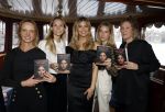 Amsterdam 18 november 2025
Boekpresentatie Stephanie Tency op een mooie salonboot. Stephanie Tency met mensen van uitgeverij