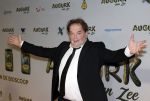 Amsterdam 4 november 2025
Premiere Augurk aan zee in Tuschinski met de cast die bestaat uit oa Monic Hendrickx Martin v Waardenberg Olga Zuiderhoek Jelka v Houten Frank Lammers Peter v d Begin en Tibor Lukacs. Robert v Hemert heeft de titelsong geschreven . Victor Low met zoon (l)