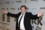 Amsterdam 4 november 2025
Premiere Augurk aan zee in Tuschinski met de cast die bestaat uit oa Monic Hendrickx Martin v Waardenberg Olga Zuiderhoek Jelka v Houten Frank Lammers Peter v d Begin en Tibor Lukacs. Robert v Hemert heeft de titelsong geschreven . Victor Low met zoon (l)