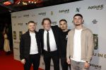 Amsterdam 4 november 2025
Premiere Augurk aan zee in Tuschinski met de cast die bestaat uit oa Monic Hendrickx Martin v Waardenberg Olga Zuiderhoek Jelka v Houten Frank Lammers Peter v d Begin en Tibor Lukacs. Robert v Hemert heeft de titelsong geschreven . Victor Low met zoon (l)
