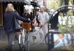 Amsterdam 13 oktober 2025
Viktor Horsting met nieuwe liefde en hondje hand in hand op straat in Amsterdam zuid.