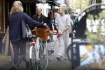 Amsterdam 13 oktober 2025
Viktor Horsting met nieuwe liefde en hondje hand in hand op straat in Amsterdam zuid.