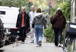 Amsterdam 13 oktober 2025
Viktor Horsting met nieuwe liefde en hondje hand in hand op straat in Amsterdam zuid.