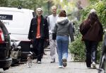 Amsterdam 13 oktober 2025
Viktor Horsting met nieuwe liefde en hondje hand in hand op straat in Amsterdam zuid.