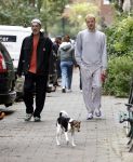 Amsterdam 13 oktober 2025
Viktor Horsting met nieuwe liefde en hondje hand in hand op straat in Amsterdam zuid.