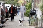 Amsterdam 13 oktober 2025
Viktor Horsting met nieuwe liefde en hondje hand in hand op straat in Amsterdam zuid.
