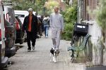 Amsterdam 13 oktober 2025
Viktor Horsting met nieuwe liefde en hondje hand in hand op straat in Amsterdam zuid.