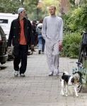 Amsterdam 13 oktober 2025
Viktor Horsting met nieuwe liefde en hondje hand in hand op straat in Amsterdam zuid.