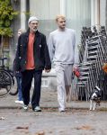 Amsterdam 13 oktober 2025
Viktor Horsting met nieuwe liefde en hondje hand in hand op straat in Amsterdam zuid.
