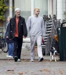 Amsterdam 13 oktober 2025
Viktor Horsting met nieuwe liefde en hondje hand in hand op straat in Amsterdam zuid.