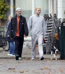 Amsterdam 13 oktober 2025
Viktor Horsting met nieuwe liefde en hondje hand in hand op straat in Amsterdam zuid.