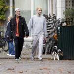 Amsterdam 13 oktober 2025
Viktor Horsting met nieuwe liefde en hondje hand in hand op straat in Amsterdam zuid.