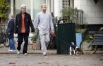 Amsterdam 13 oktober 2025
Viktor Horsting met nieuwe liefde en hondje hand in hand op straat in Amsterdam zuid.