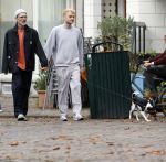 Amsterdam 13 oktober 2025
Viktor Horsting met nieuwe liefde en hondje hand in hand op straat in Amsterdam zuid.