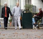 Amsterdam 13 oktober 2025
Viktor Horsting met nieuwe liefde en hondje hand in hand op straat in Amsterdam zuid.