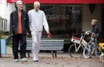 Amsterdam 13 oktober 2025
Viktor Horsting met nieuwe liefde en hondje hand in hand op straat in Amsterdam zuid.