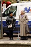 Amsterdam 30 oktober 2025
Oud politicus Winnie Sorgdrager met krukken staat op de tram te wachten met Odette v Thijn ( Vrouw oud burgemeester Ed v Thijn.)