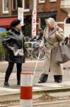 Amsterdam 30 oktober 2025
Oud politicus Winnie Sorgdrager met krukken staat op de tram te wachten met Odette v Thijn ( Vrouw oud burgemeester Ed v Thijn.)