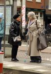 Amsterdam 30 oktober 2025
Oud politicus Winnie Sorgdrager met krukken staat op de tram te wachten met Odette v Thijn ( Vrouw oud burgemeester Ed v Thijn.)