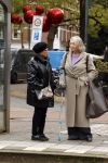 Amsterdam 30 oktober 2025
Oud politicus Winnie Sorgdrager met krukken staat op de tram te wachten met Odette v Thijn ( Vrouw oud burgemeester Ed v Thijn.)