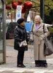 Amsterdam 30 oktober 2025
Oud politicus Winnie Sorgdrager met krukken staat op de tram te wachten met Odette v Thijn ( Vrouw oud burgemeester Ed v Thijn.)