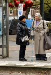 Amsterdam 30 oktober 2025
Oud politicus Winnie Sorgdrager met krukken staat op de tram te wachten met Odette v Thijn ( Vrouw oud burgemeester Ed v Thijn.)