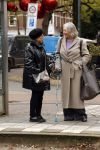 Amsterdam 30 oktober 2025
Oud politicus Winnie Sorgdrager met krukken staat op de tram te wachten met Odette v Thijn ( Vrouw oud burgemeester Ed v Thijn.)