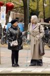 Amsterdam 30 oktober 2025
Oud politicus Winnie Sorgdrager met krukken staat op de tram te wachten met Odette v Thijn ( Vrouw oud burgemeester Ed v Thijn.)