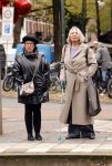 Amsterdam 30 oktober 2025
Oud politicus Winnie Sorgdrager met krukken staat op de tram te wachten met Odette v Thijn ( Vrouw oud burgemeester Ed v Thijn.)