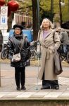 Amsterdam 30 oktober 2025
Oud politicus Winnie Sorgdrager met krukken staat op de tram te wachten met Odette v Thijn ( Vrouw oud burgemeester Ed v Thijn.)