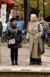 Amsterdam 30 oktober 2025
Oud politicus Winnie Sorgdrager met krukken staat op de tram te wachten met Odette v Thijn ( Vrouw oud burgemeester Ed v Thijn.)