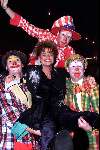 Amsterdam 13 december 1999
Gala of the stars. Bekende nederlanders doen een circusact voor het Foster Parents plan.
Bettina Berger met clowns( rechts ... Smetsers)
