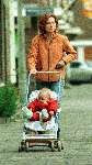 Chris Jolles met haar zoontje
14 april 1999