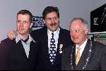 Best 20 december 1999
Gaykrant bestaat 20 jaar en brengt haar 400e nummer uit.
Op de foto Direkteur/eigenaar Henk Krol ( 2e van rechts samen met zijn vriend en rechts de burgemeester van Best