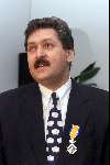 Best 20 december 1999
Gaykrant bestaat 20 jaar en brengt haar 400e nummer uit.
Op de foto Direkteur/eigenaar Henk Krol met zijn koninklijke onderscheiding