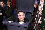 24-11-1999 Kampen Suprise show Hennie Huisman 
Joop van Tellingen in vuilnisbak