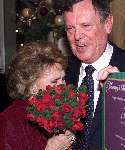 Amsterdam, 21 december 1999
Rita Reijs 75 jaar
Tom Westermeijer Sr. met Rita Reijs huilend