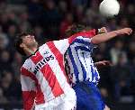 Eindhoven, 18 december 1999
Kompetitie PSV-SC Heerenveen, eindstand 0-1
Ruud v Nistelrooy in duel met Tieme Klompe