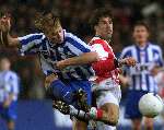 Eindhoven, 18 december 1999
Kompetitie PSV-SC Heerenveen, eindstand 0-1
Ruud v Nistelrooy in duel met Tieme Klompe