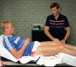 Ton v Schijndel (fysiotherapeut) is hier Ronald Koeman aan het behandelen.
v Schijndel overleed op 29 november 1999 door een hartstilstand
