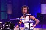 Aalsmeer 8-12-1999
Sterrenplaybackshow van Hennie Huisman.
Youssef Idilbi als drummer van Doe Maar