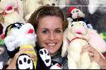 Hilversum 4 december 2000
Daphne Deckers met 5000 knuffels bij Radio Nationaal