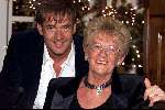 Aalsmeer 8 december 2000
Gerard Joling met zijn moeder